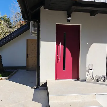 Near Ljubljana - Hawknest Ferienhaus Dobravica